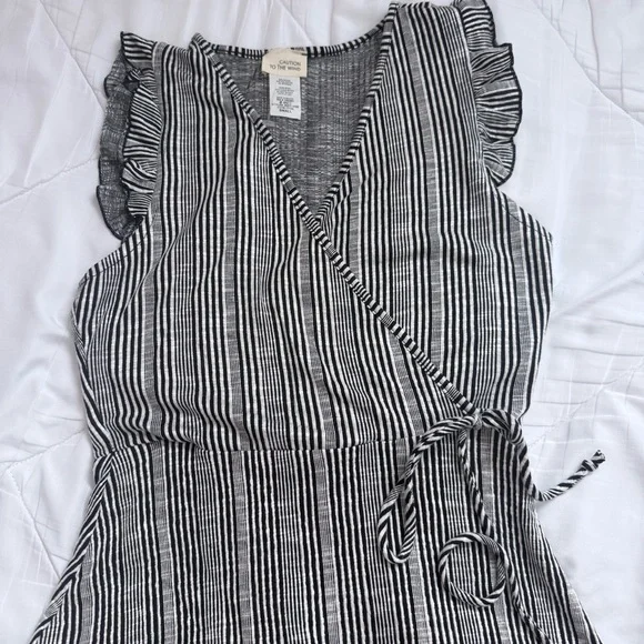 CAUTION TO THE WIND Dress with Ruffle Sleeves size Small - Picture 2 of 7